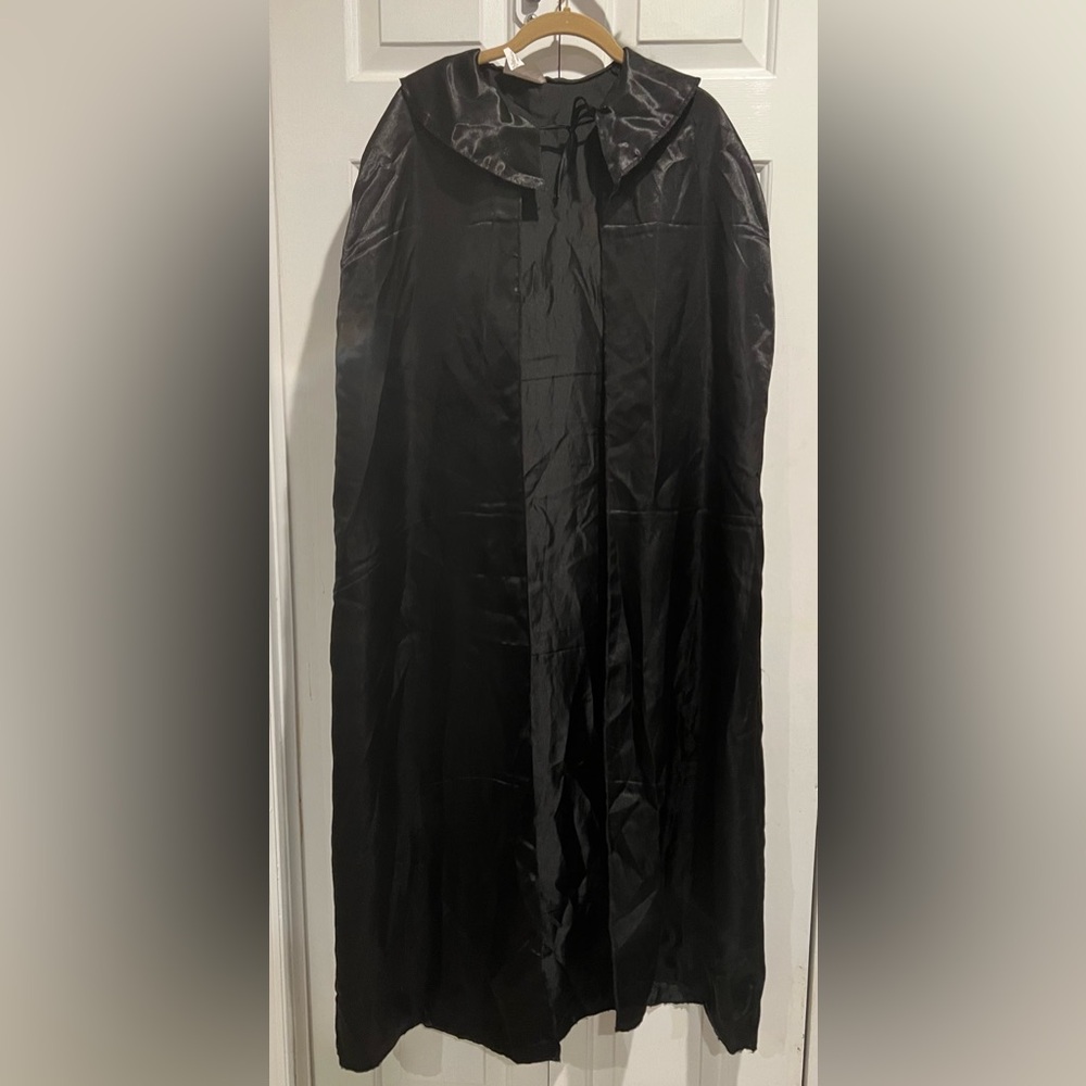 Black Cape w large Collar & Tie at the Neck